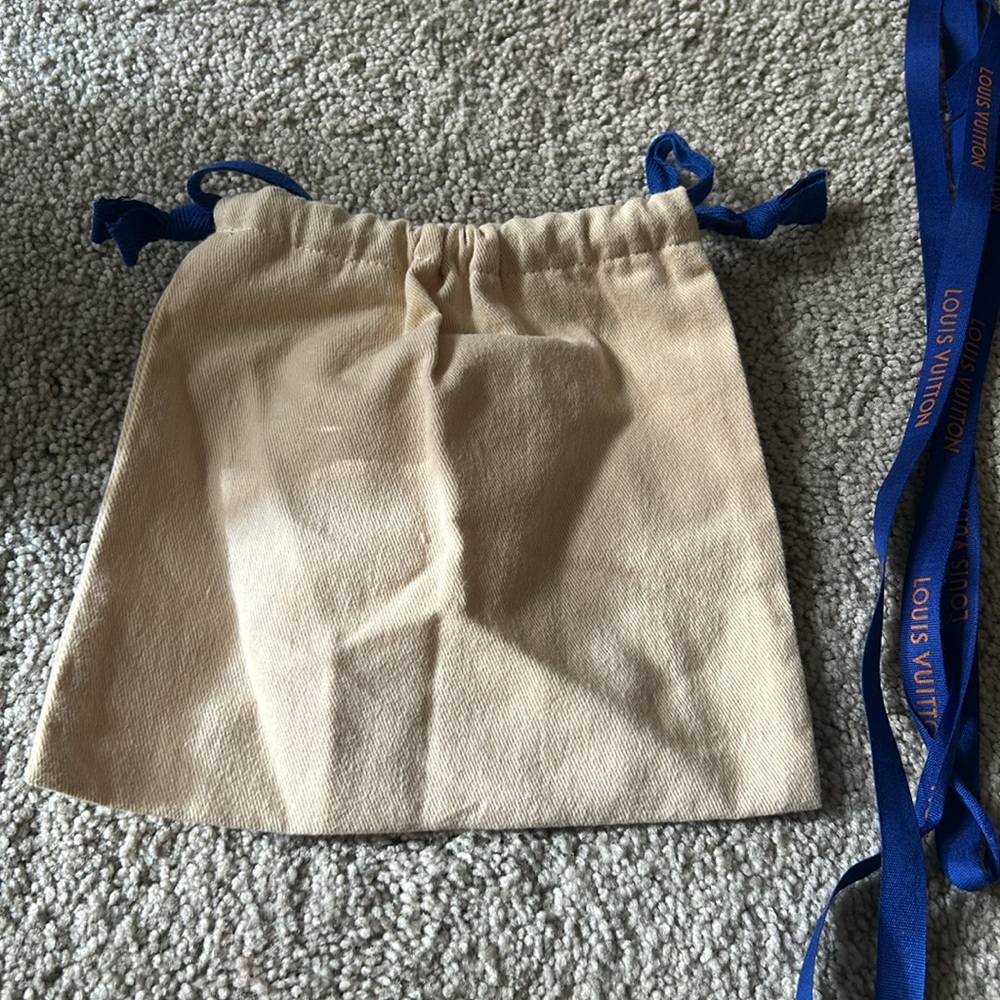 Authentic Louis Vuitton Duster & Ribbon - Picture 3 of 3